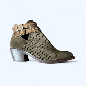 CIRCLE G Laser Cut Suede Ankle Booties •Size 8.5 • Women